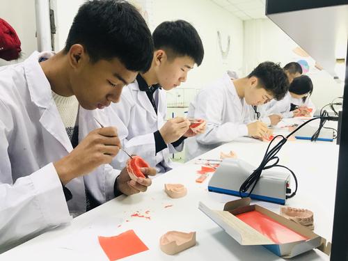 有紋身能報醫學中專學校嗎？