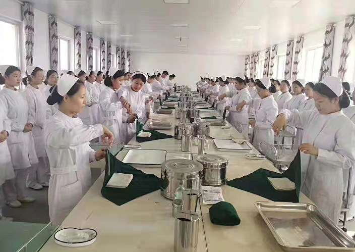 初三生報名護理專業都學生什么，能上大學嗎
