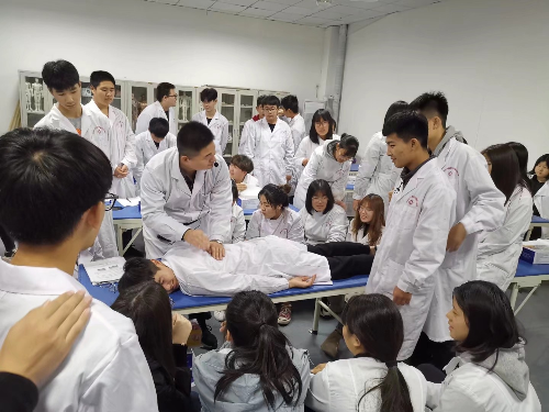 石家莊冀聯醫學中專學校升學考臨床醫學當醫生難度大嗎？